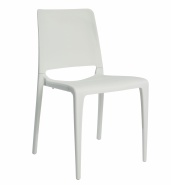 Białe krzesła do restauracji wykonane z tworzywa