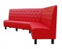 Czerwona sofa narożna z pikowanym oparciem i gładkim siedziskiem