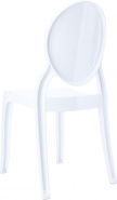 Krzesła dla dzieci w kolorze białym jak wyposażenie ogródka gastronomicznego 