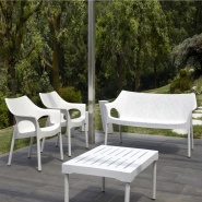 Fotele w kolorze białym odporne na warunki pogodowe 