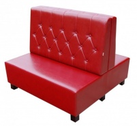 Czerwona loża gastronomiczna z gładkim siedziskiem