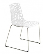 Designerskie krzesło oparte na metalowych płozach