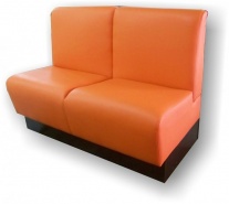 Tapicerowana sofa w kolorze pomarańczowym