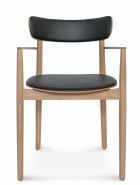 Krzesło z drewnianymi podłokietnikami