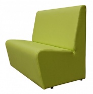 Zielona tapicerowana sofa z gładkim siedziskiem i oparciem