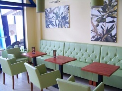 oparciem oraz gładkim siedziskiem