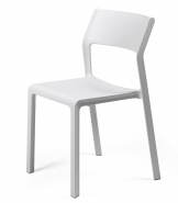 Białe krzesło z tworzywa z możliwością stosowania na zewnątrz 