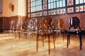 Krzesła transparentne do gastronomii o dużej kolorystyce do wyboru 