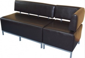 Czarna sofa narożna o metalowych nogach