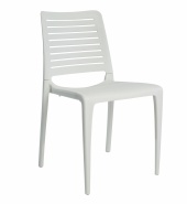 Białe krzesła z tworzywa do SPA