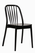 Czarne drewniane krzesła zewnętrzne