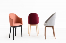 Drewniane fotele biurowe o różnym kolorze tapicerki do wyboru 