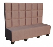 Sofa do restauracji o gładkim siedzisku i oparciu w kształcie kwadratowych poduszek