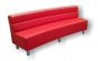 Wieloosobowa kanapa w kolorze czerwonym z dwuczęściowym oparciem