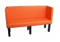 Sofa o pomarańczowej tapicerce do wnętrza barowego