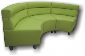 Sofa narożna o zielonej tapicerce z metalowymi nogami w podstawie 
