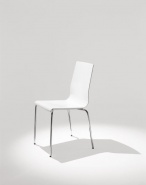 Białe nowoczesne krzesło do wyposażenia lokali gastronomicznych 