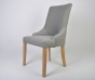 Eleganckie krzesła tapicerowane jako wyposażenie restauracji