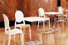 Krzesła w eleganckim stylu do wyposażenia kawiarni lub cukierni 