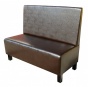 Tapicerowana sofa w kolorze brązowym z gładkim siedziskiem