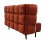 Sofa do wyposażenia eleganckich wnętrz wsparta na drewnianych nogach