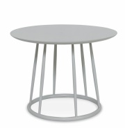 Biały stolik drewniany do hotelowego lobby