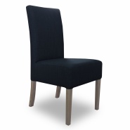 Czarne nowoczesne krzesła jako wyposażenie restauracji