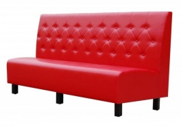 Czerwona tapicerowana loża restauracyjna wsparta na metalowych nogach