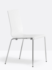 Białe krzesła do restauracji z płaskim siedziskiem i oparciem 