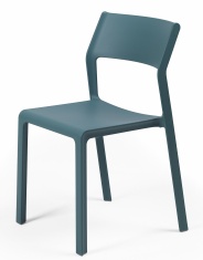 Białe krzesło z tworzywa z możliwością stosowania na zewnątrz 