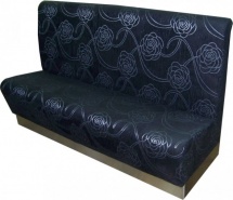Czarna sofa z motywem kwiatowym