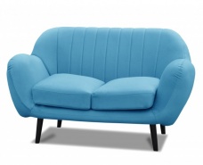 Sofa dwuosobowa z poduszkami na siedzisku