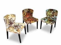 Designerskie krzesła kompaktowe o różnym wybarwieniu tapicerki idealne do kawiarnianych wnętrz