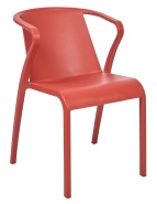 Czerwone fotele sztaplowane na zewnątrz