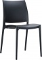 Czarne krzesło z tworzywa do użytku na zewnątrz