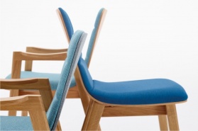 F-PM-M-DUB fotel drewniany w wersji tapicerowanej