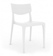Białe krzesła sztaplowane