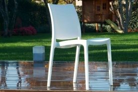 Lekkie krzesła z tworzywa idealne na zewnątrz