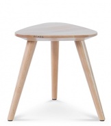 Taboret drewniany z siedziskiem trójkątnym