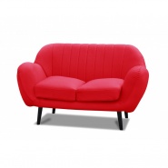 Czerwona sofa z poduszkami na siedzisku