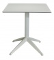 Białe kwadratowe stoły z cienkim blatem kompaktowym