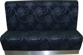 Czarna sofa do gastronomii z motywem kwiatowym