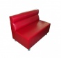 Czerwona tapicerowana kanapa barowa wspierana na metalowych nogach