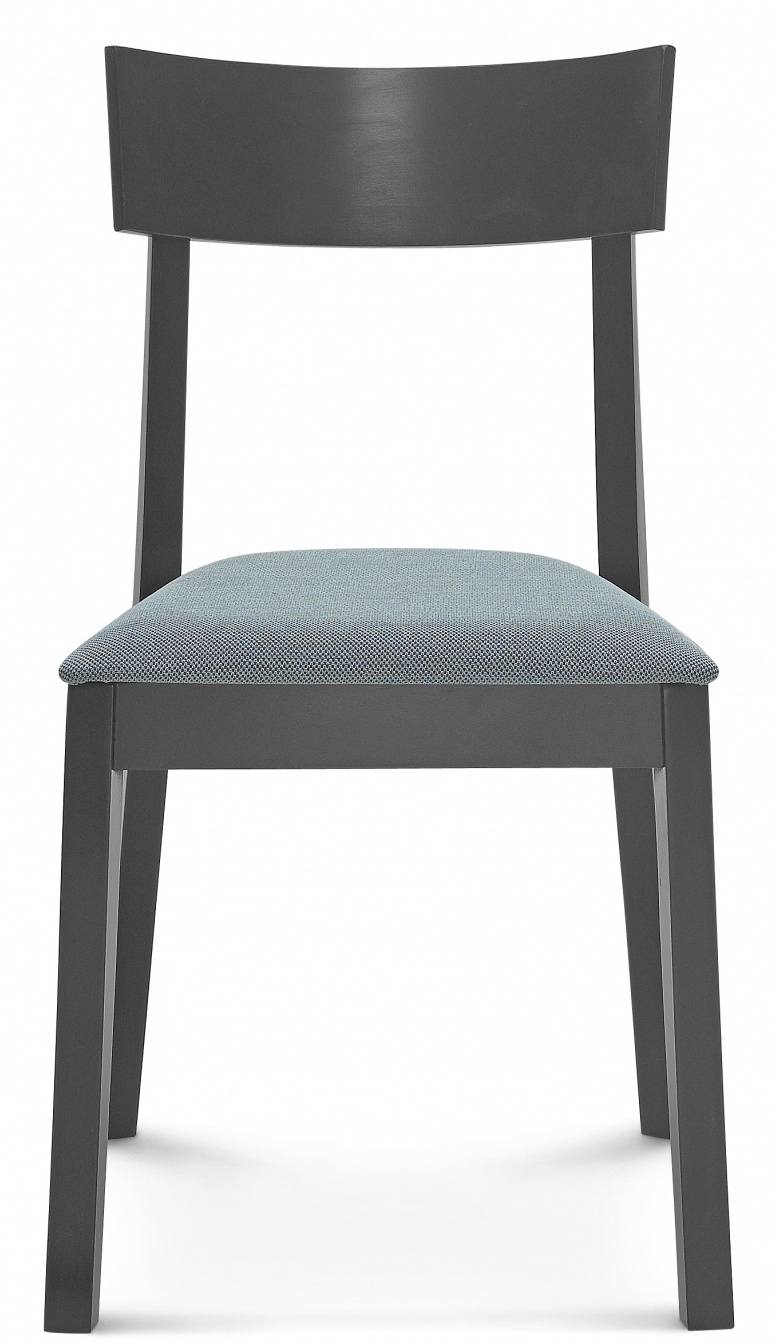 Krzesła drewniane sztaplowane z tkaniną na siedzisku