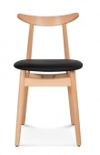 Krzesła z wysokiej jakości drewna do wnętrz restauracji