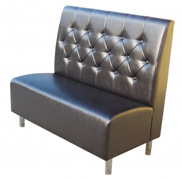 Sofa restauracyjna z pikowanym oparciem i metalowymi nogami