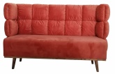 Stylowa sofa o bokach i oparciu w kształcie poduszek
